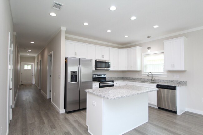 Building Photo - Spacious 3BR/2BA Home with Move-In Special...