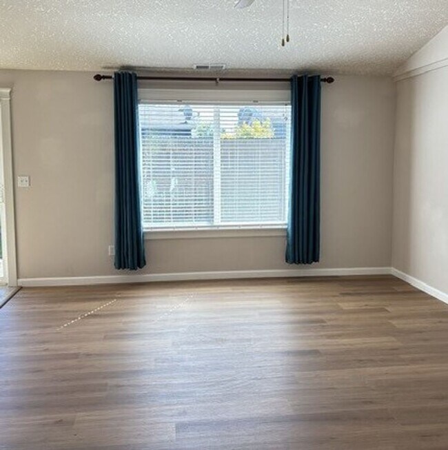 Building Photo - 3Bd/2Ba Single Story Home - Available to View!