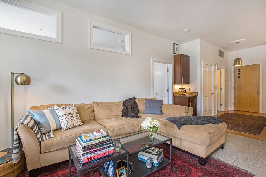 Living Room 4 - 430 Union Ave NE