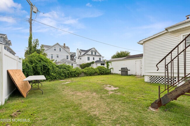 Building Photo - 113 12th Ave