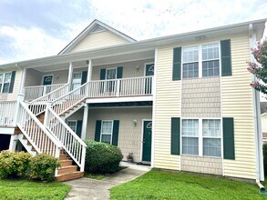 Building Photo - Updated Holten Place, top floor, two bedro...