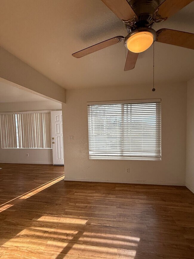 Building Photo - 2 bed 1 bath downstairs unit with great views of the city.