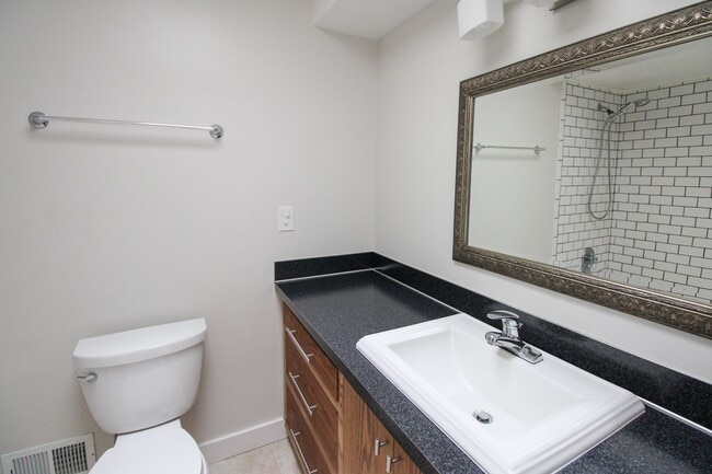 Building Photo - 970 Cascade Dr NW