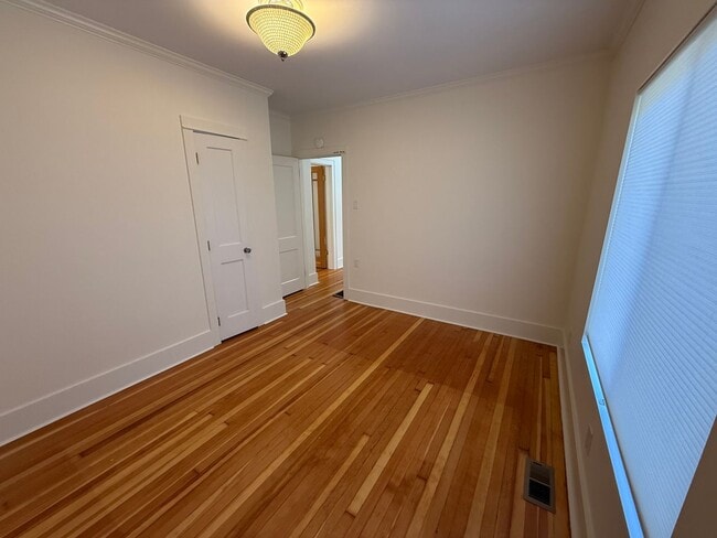 Building Photo - 2BR + Office Seward Park Home w/ A/C & 125...