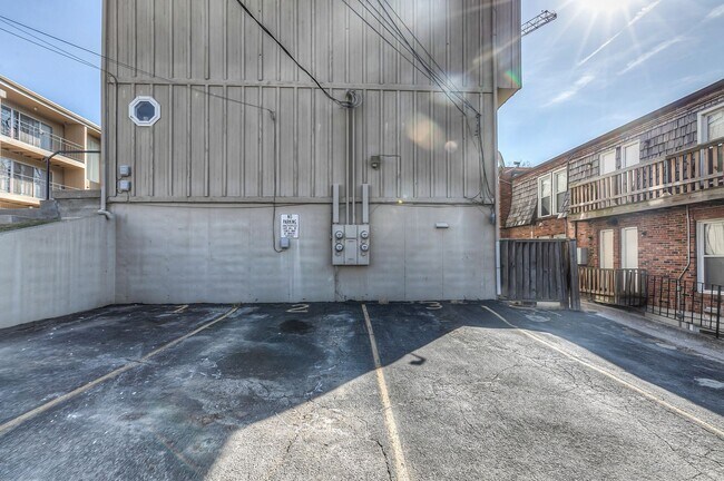 Building Photo - Updated 3 Bedroom 3 Bath Townhome