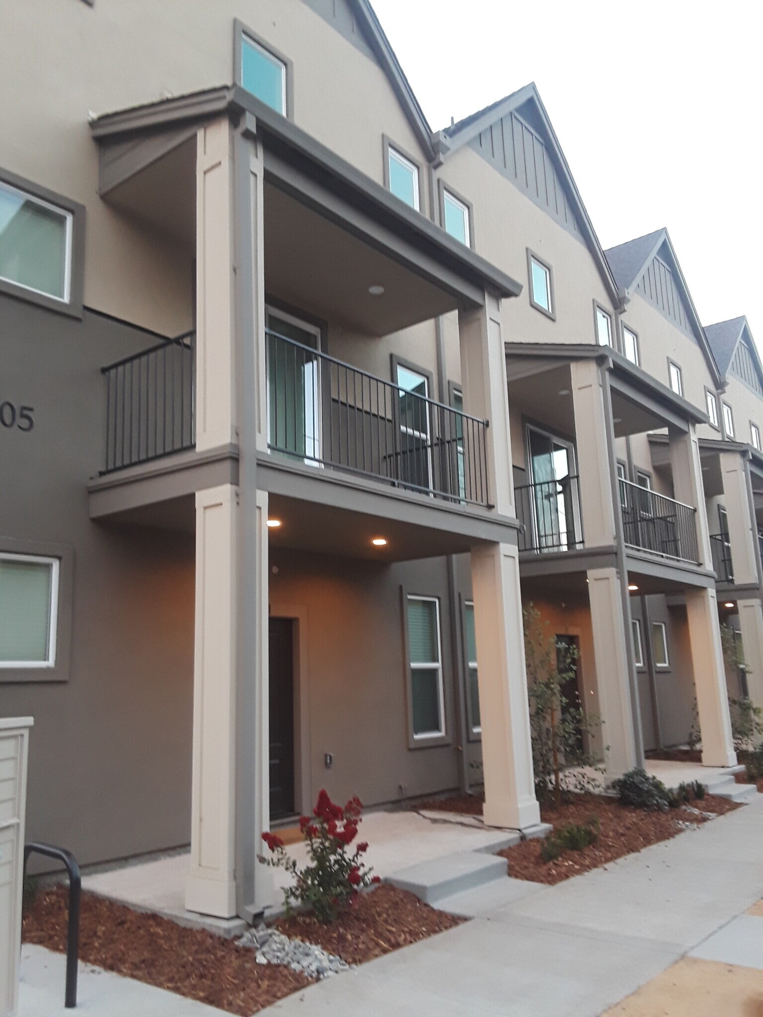 Building Photo - 1005 W 6th St