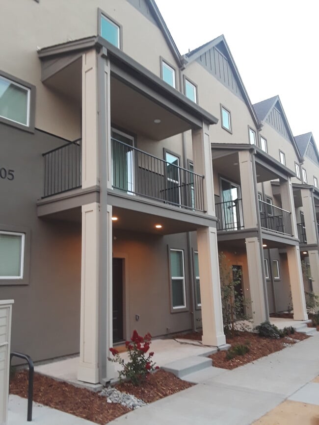 Building Photo - 1005 W 6th St