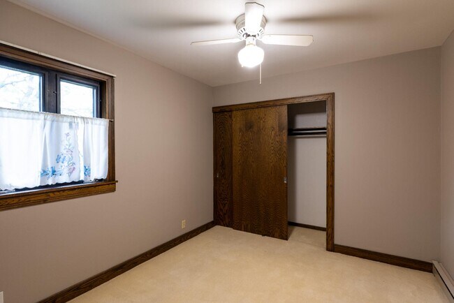 Building Photo - 1240 E Donges Ct