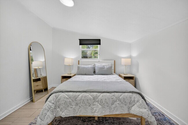 Building Photo - 1317 NE 1st Ave.