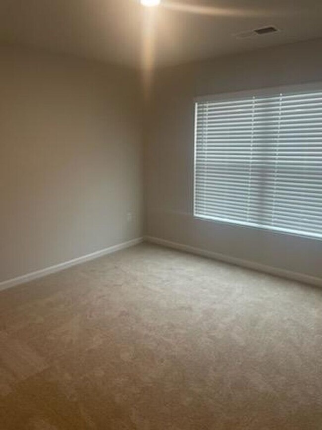 Building Photo - LIKE NEW HOME-NEIGHBORHOOD POOL, PICKLEBALL, CABANA,WALKING TRAILS