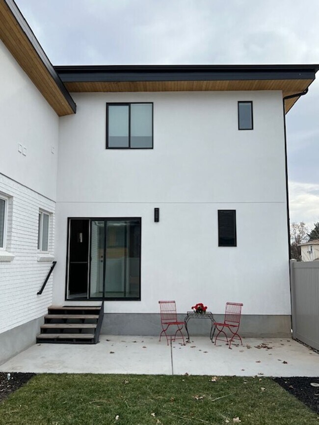 Building Photo - ABSOLUTELY UNBELIEVABLE NEW HIGH END CUSTOM HOME!