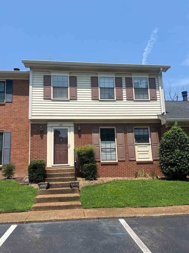 Building Photo - Beautifully Updated Brentwood Pointe Townhome
