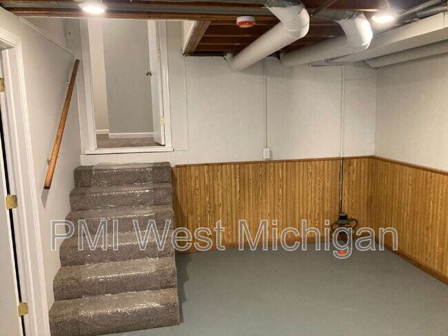 Building Photo - 2359 Barberry Dr SW