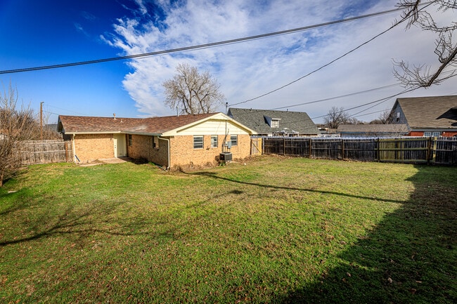 Building Photo - 4804 NW Hoover Ave