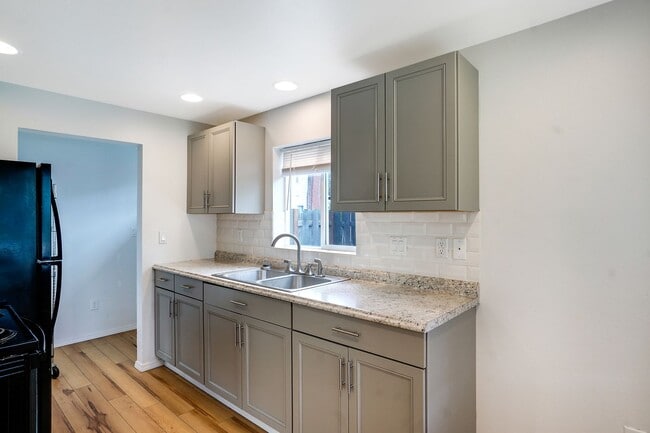 Building Photo - Cute 1 bedroom, 1 bathroom home near downt...