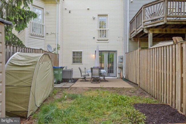 Building Photo - 8872 Stable Forest Pl