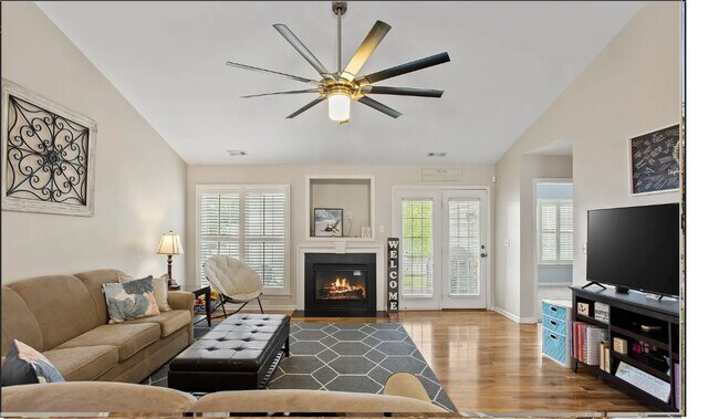 Building Photo - Spacious 3/2 Available Now!
