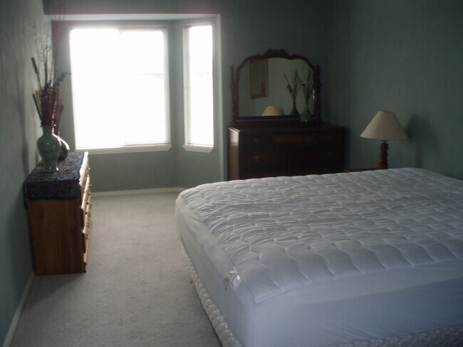 Building Photo - 3 Bedroom, 2 Bath Condo Fully Furnished