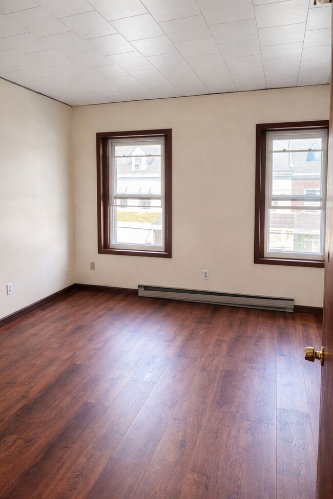 Building Photo - 748 S Hall St