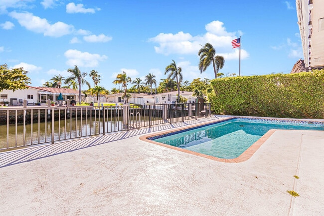 Building Photo - 2810 NE 60th St