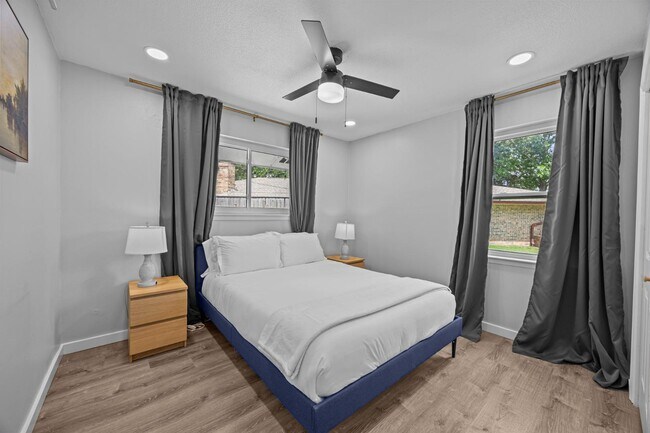Building Photo - 2227 Greenbrier Dr