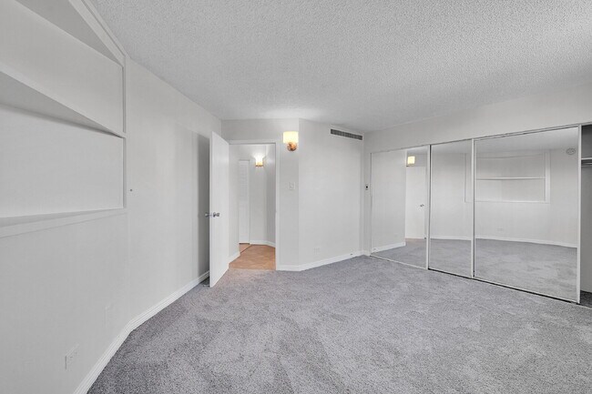 Building Photo - $1,645 - 1 Bed, 1 bath Condo in Denver wit...
