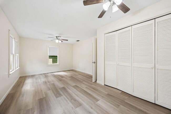 Building Photo - 2113 Silver Lake Dr