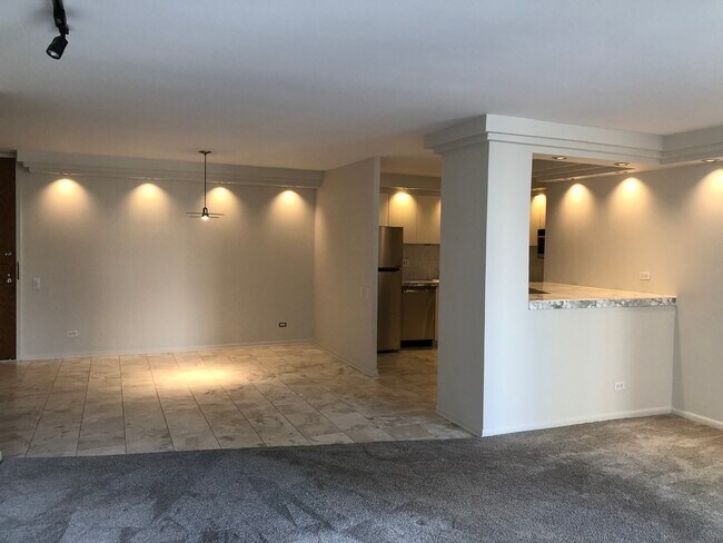 Building Photo - 110 E Delaware Pl