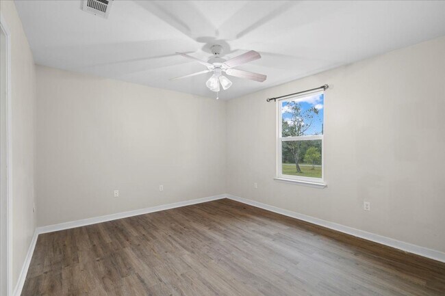 Building Photo - AVAILABLE 9/19!! 3bed/2bath with flex spac...