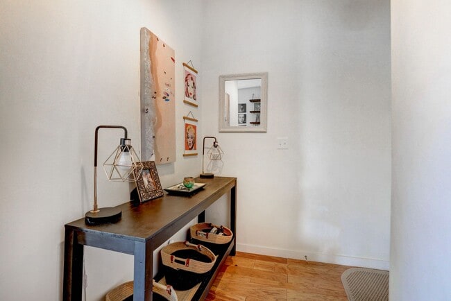 Building Photo - 2 bedroom 2 bath Penthouse apartment in Wa...