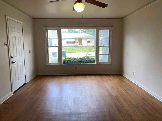 Building Photo - 2 BEDROOM NEAR SCOTT & WHITE