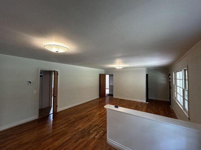 Building Photo - 1233 Crenshaw St