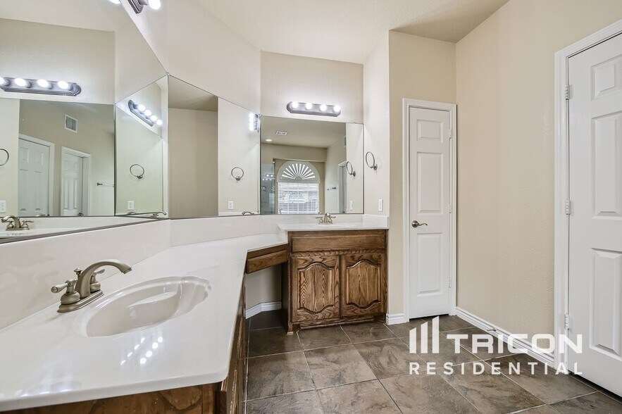 Building Photo - 5001 Pallas Ct