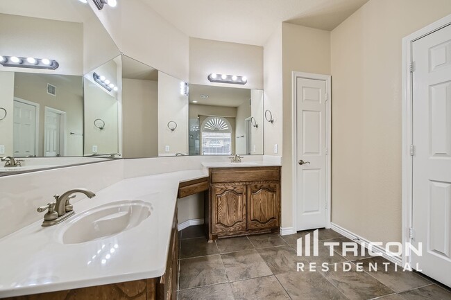 Building Photo - 5001 Pallas Ct