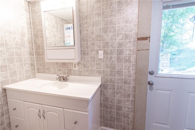 Building Photo - 250 Nottingham Wy