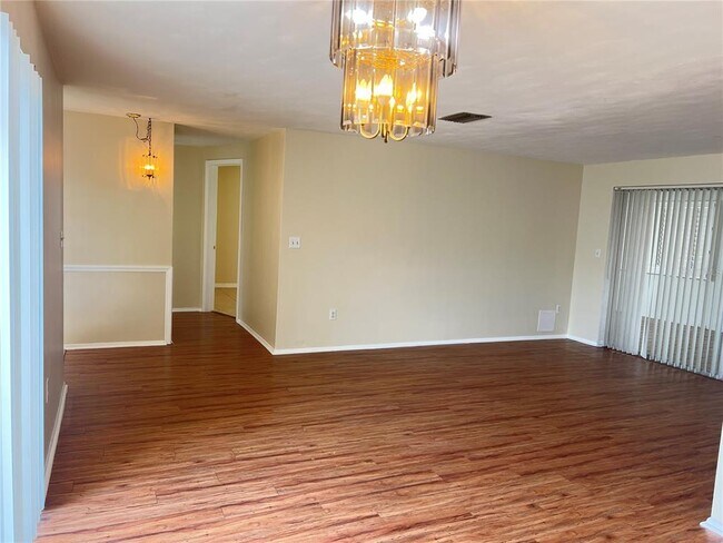Building Photo - 4216 Hillsdale Dr