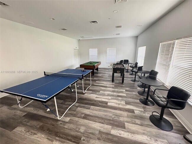 Building Photo - 643 Vista Isles Dr