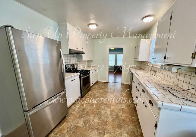 Building Photo - Cozy Downtown 2 Bedroom Bungalow in the Heart of Sonora!