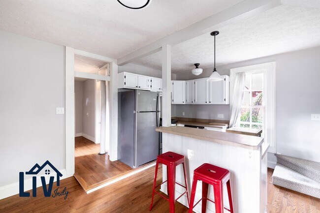 Building Photo - 1121 E 9th St