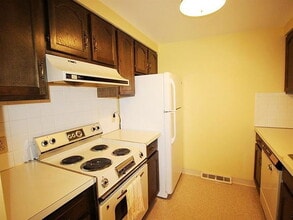 Building Photo - 80 Groton Dr