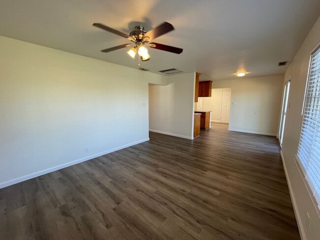 Building Photo - Centrally Located, Nicely Updated Througho...