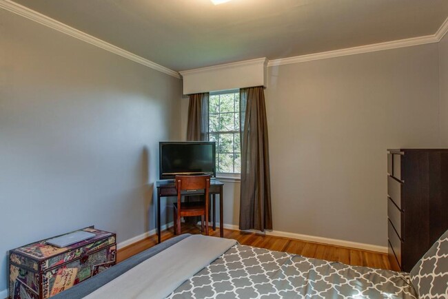 Building Photo - Great location close to West End Ave and M...