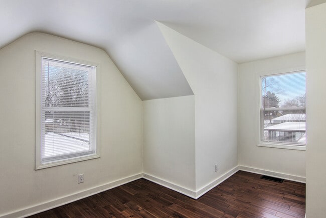Building Photo - 218 E Milham Ave
