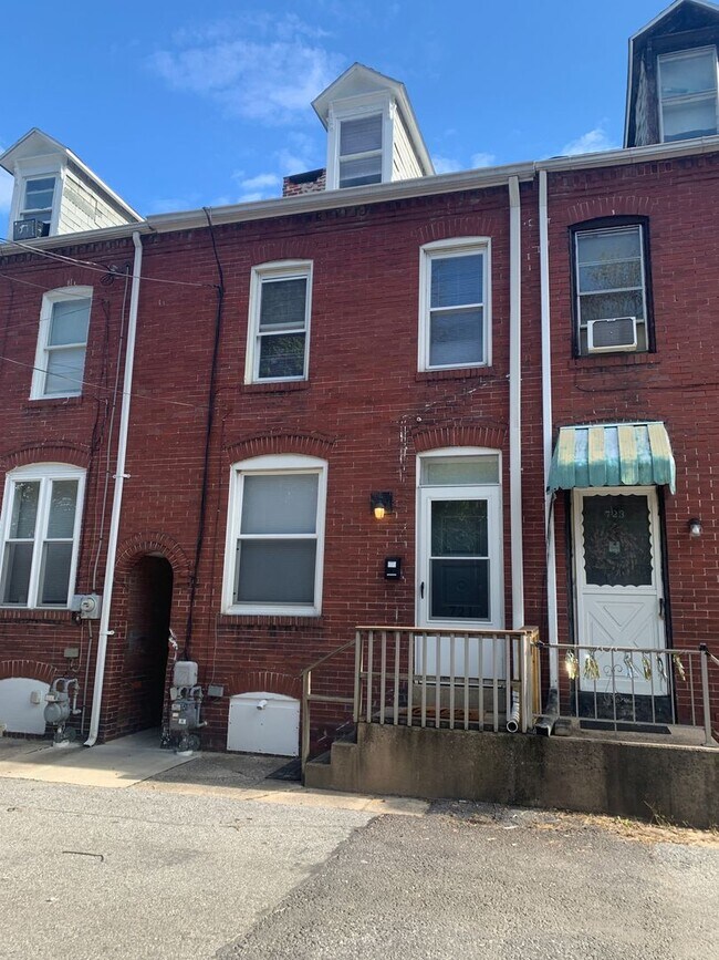 Primary Photo - Available Now! Cozy 1-2 bedroom house with...