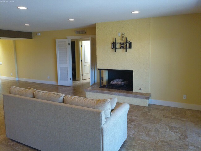 Building Photo - Charming Golf Course Condo for Rent – Residential Estates