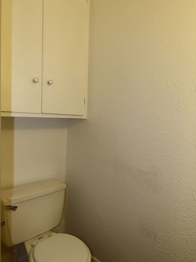 Building Photo - Quaint 2 Bedroom 1.5 Bath in a Country Set...