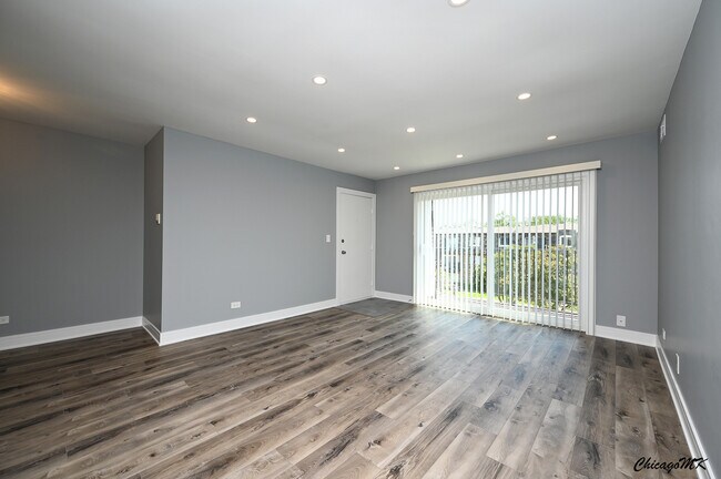 Building Photo - 9381 Bay Colony Dr