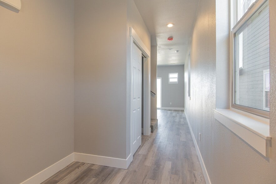 Building Photo - 2300 Deerfield Ln