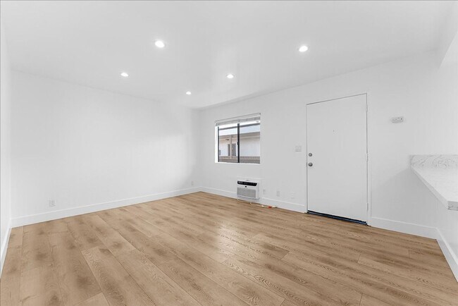 Building Photo - 631 E Elk Ave