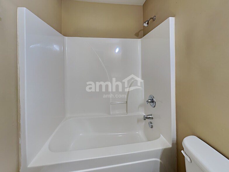 Building Photo - 4400 Oakshyre Way